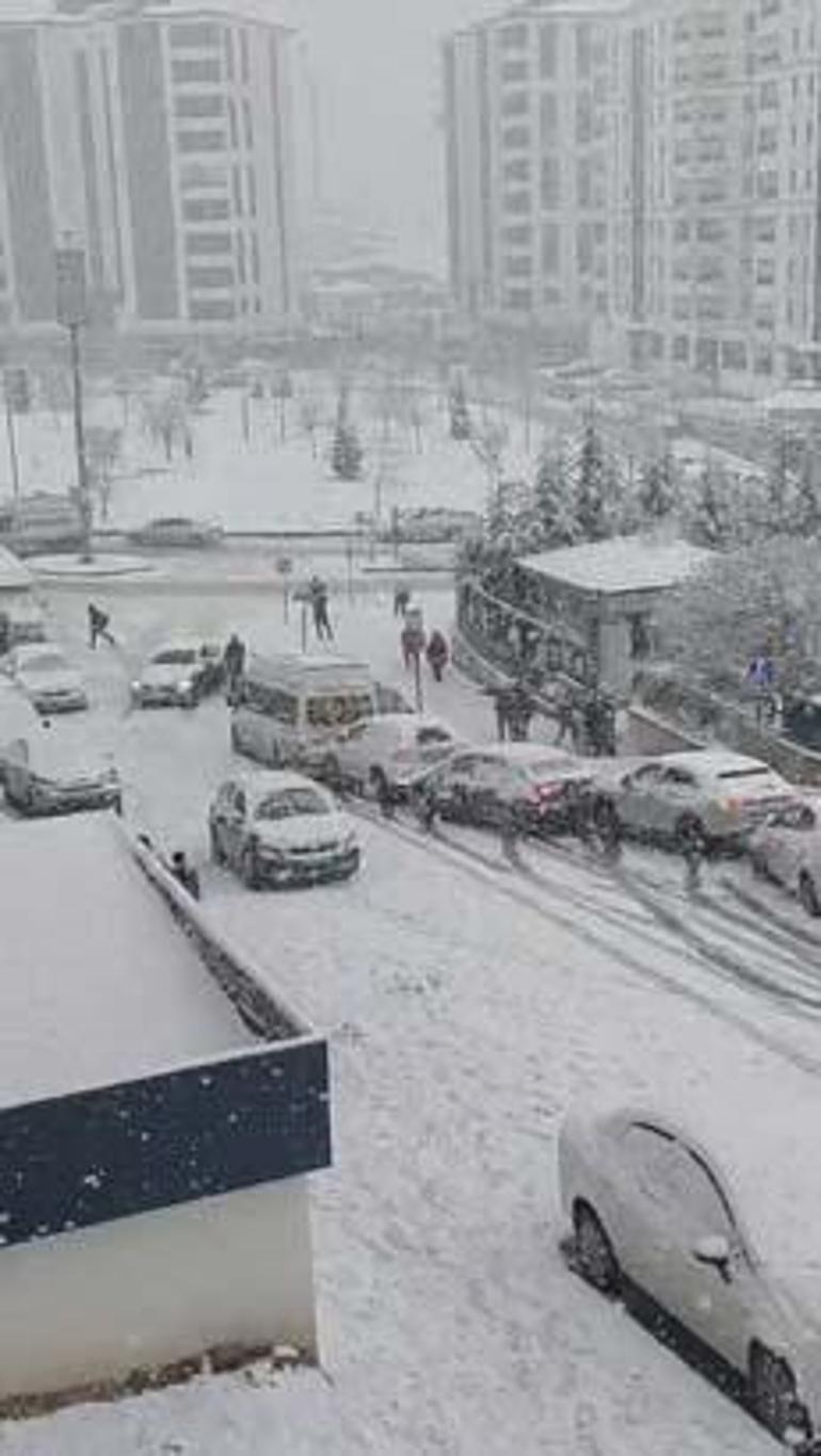 Elazığda yoğun kar yığışı ve tipi zincirleme kazaya neden oldu