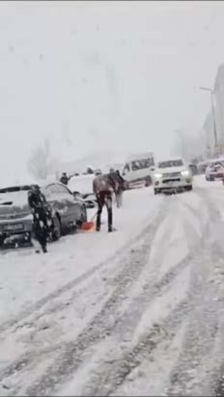 Elazığda yoğun kar yığışı ve tipi zincirleme kazaya neden oldu