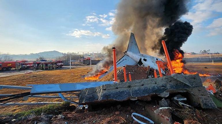 Son dakika Güney Korede facia 181 kişiyi taşıyan uçak duvara çarpıp infilak etti