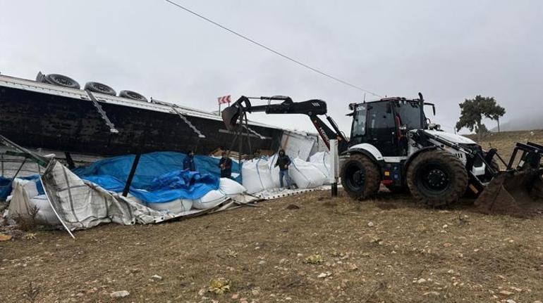 Afyonkarahisarda feci kaza 27 ton şeker ziyan oldu