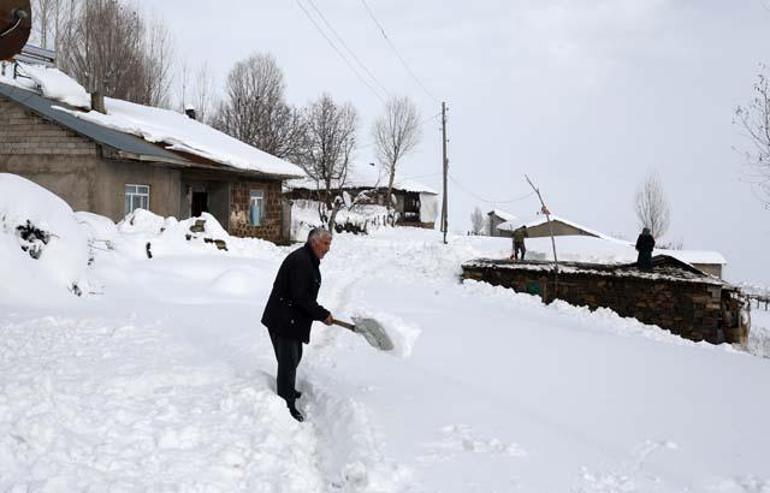 Durmadan yağdı Evler gömüldü, yollar kapandı: 6 ay kar alıntında kalacağız