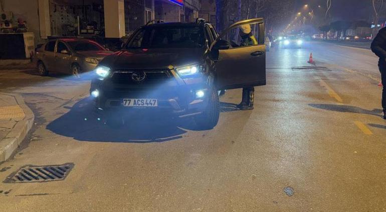 Polisi görünce aracı ve içindeki kadını terk edip kaçtı