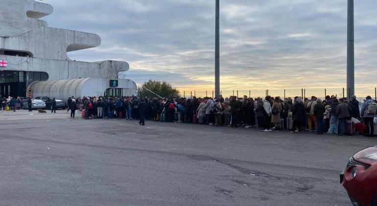 Kilometrelerce kuyruk oluştu ‘3 saattir sırada bekliyorum’