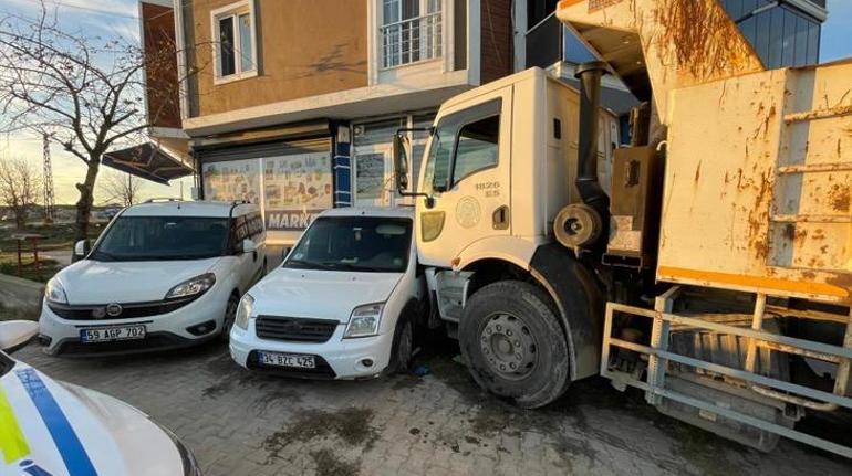 İş makinesi taşıyan kamyon otomobil ile çarpıştı O anlar kameraya böyle yansıdı