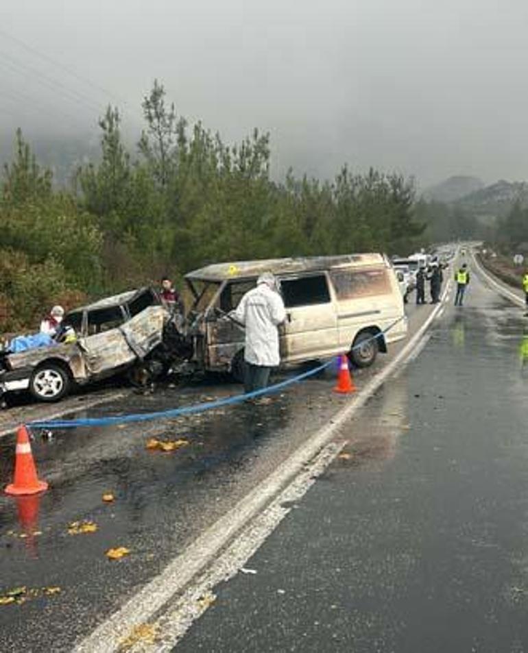 İzmirde panelvanla çarpışan otomobil alev aldı Sürücü öldü, 3 kişi yaralandı