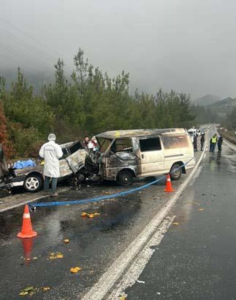 İzmirde panelvanla çarpışan otomobil alev aldı Sürücü öldü, 3 kişi yaralandı