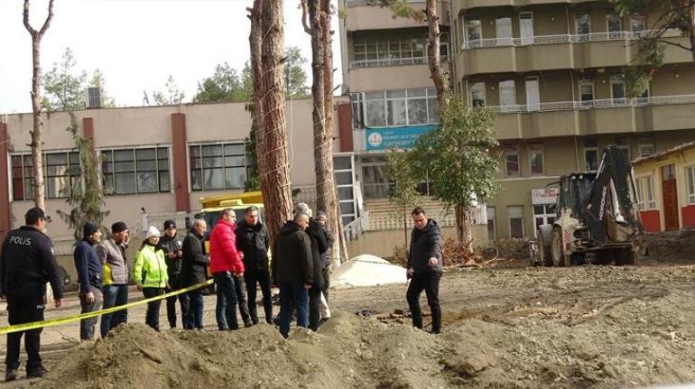 Burdurda çevre düzenlemesi yaparken işçiler şok geçirdi Kazmayı vurdukça insan kemikleri çıktı