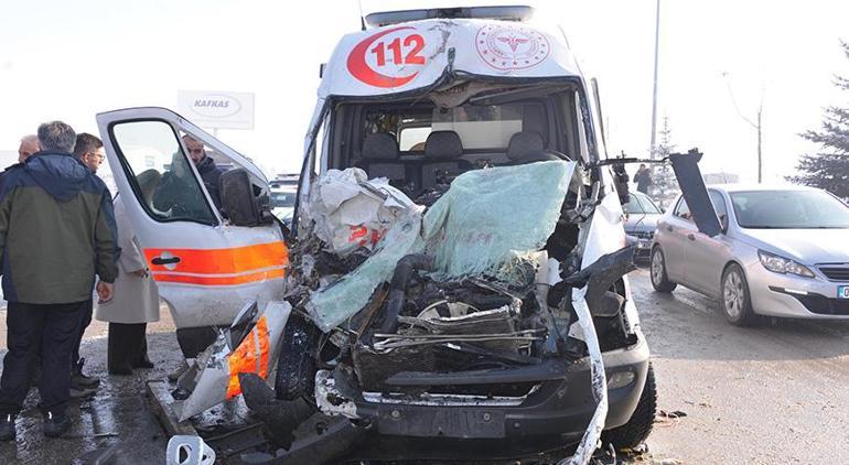 Erzurum’da can pazarı Ambulans, TIRa çarptı: 3 sağlıkçı yaralandı