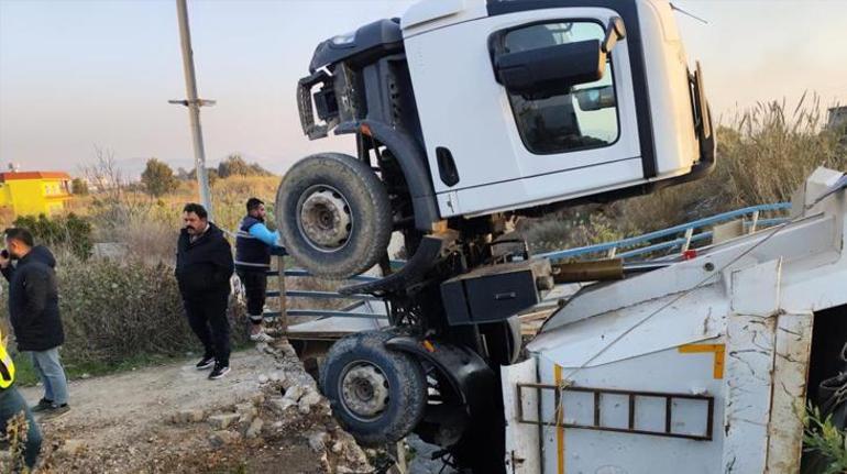 Hatayda feci olay Köprü kamyonun üzerine çöktü, kamyon dereye düştü