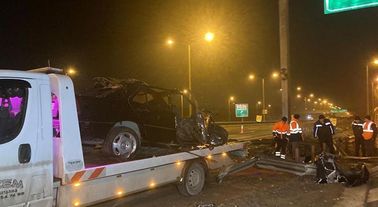 Yön levha direğine çarptı, demir yığınına dönen araçtan sağ kurtulamadı