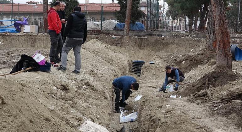 Burdur’da  kanalizasyon kazısında bulunan insan kemikleri çıkarıldı