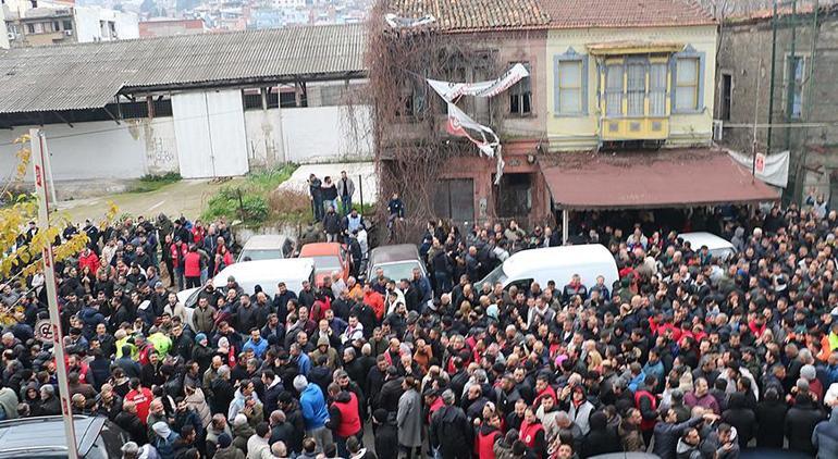 İzmir Büyükşehir Belediyesinde maaş krizi İşçiler eylem başlattı