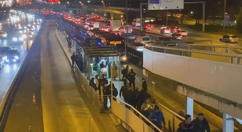 Metrobüste korku dolu anlar Havaya rastgele ateş etti