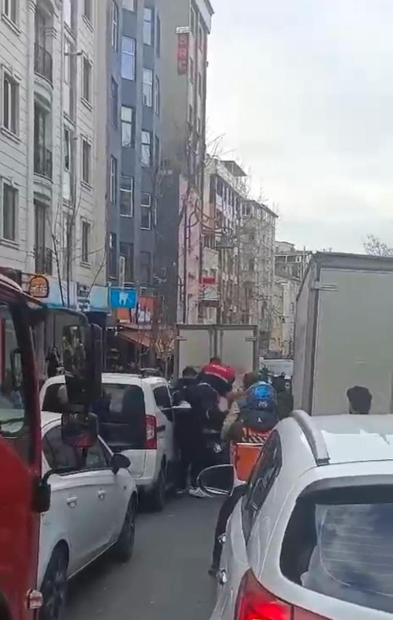 İstanbulda trafikte kavga Önce zıpladı sonra yumruk attı