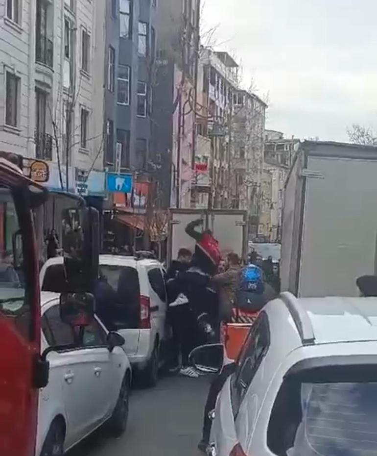 İstanbulda trafikte kavga Önce zıpladı sonra yumruk attı