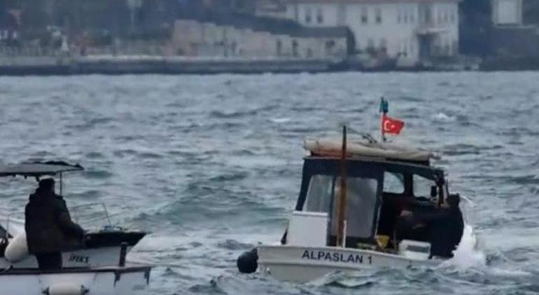 İstanbul Boğazında panik anları Dalga nedeniyle balıkçı denize düştü