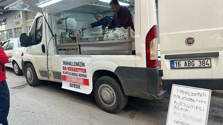 Mahallemizin bir musibetten kurtulması hayrıdır yazılı pankart asıp, lokma döktürdü