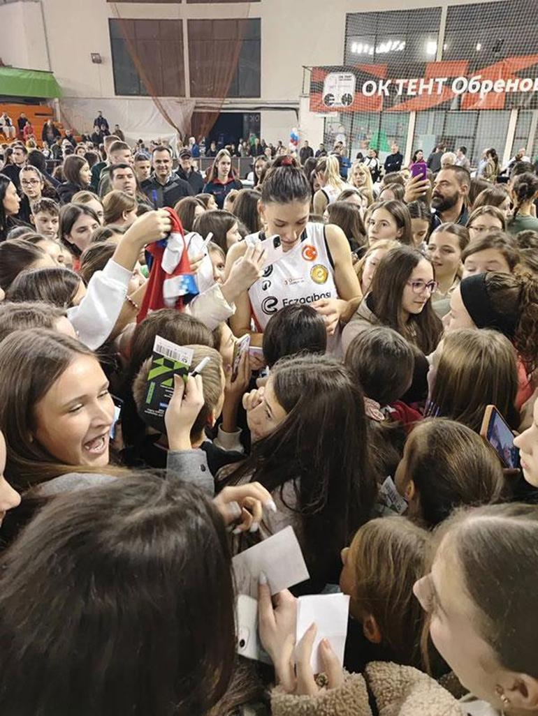 Sırbistanda Tijana Boskovic izdihamı Taraftarlar sahaya atladı