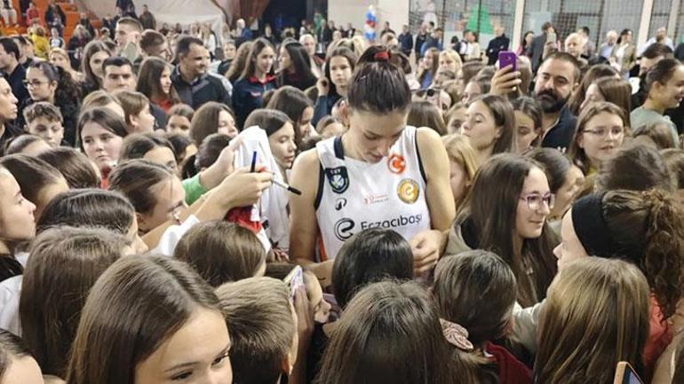 Sırbistanda Tijana Boskovic izdihamı Taraftarlar sahaya atladı