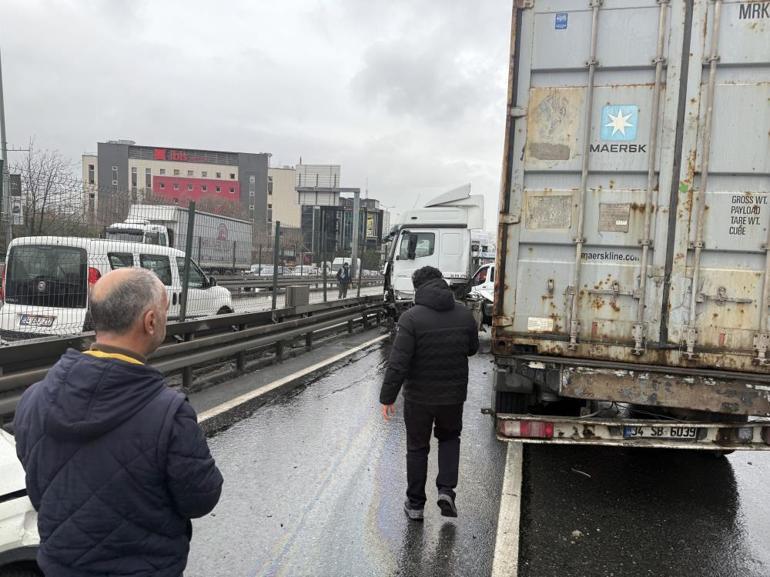 Esenyurtta TIR bariyerlere çarptı Avcılar istikametine trafik durdu