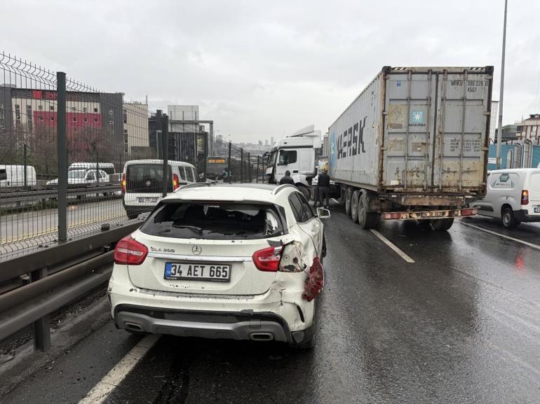 Esenyurtta TIR bariyerlere çarptı Avcılar istikametine trafik durdu