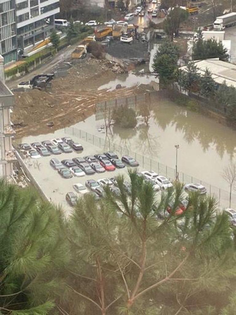 İstanbulda yağış sonrası otoparktaki sıfır araçlar su içinde kaldı