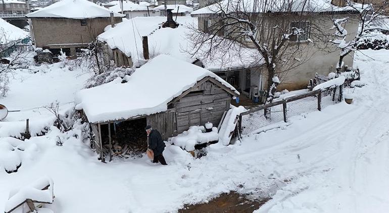 İstanbulun yanı başı beyaza büründü Lapa lapa kar yağdı