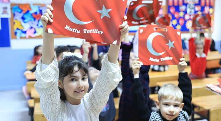 20 milyon öğrenci karne aldı Yarıyıl tatili başladı