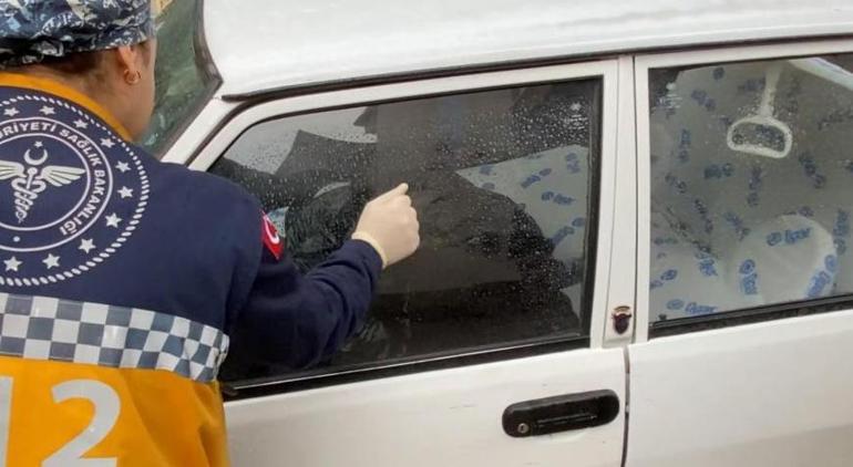 Araçta hareketsiz yatan genç polisi harekete geçirdi