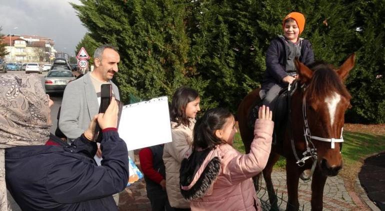 Şehrin göbeğinde gören şaşkına döndü Karnelerini almaya atlarla geldiler