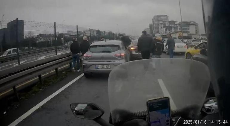 İstanbulda yol verme tartışması yumruklu kavgaya dönüştü Araya kimse giremedi