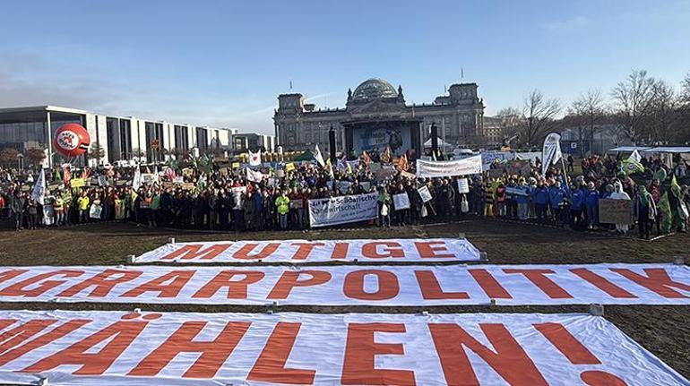 Almanyada çiftçiler, hükümetin tarım politikalarını protesto etti