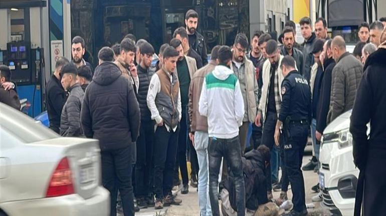 Yoldan geçenleri bıçakla tehdit etti O zorbayı tekme tokat dövüp, polise teslim ettiler