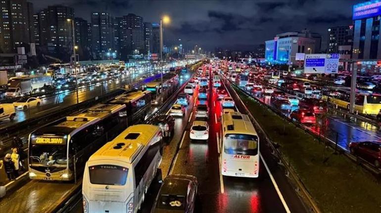 15 Temmuz Şehitler Köprüsü girişinde feci kaza Kontrolden çıkan metrobüs 4 araca çarptı