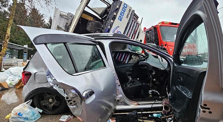 Korkunç olay Sürücü koltuğundayken üzerine kamyon devrildi