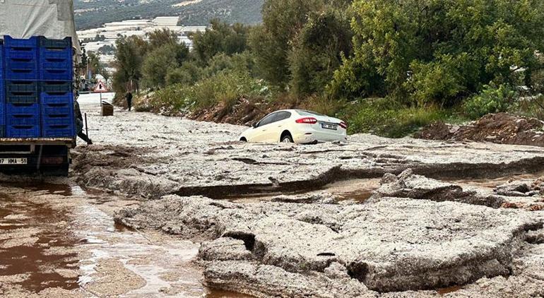 Yer Antalya Körfez resmen kırmızıya boyandı, sel yolları kapattı