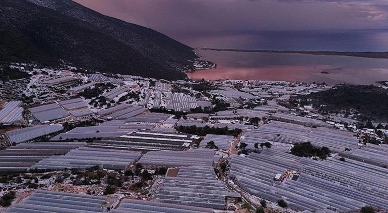 Yer Antalya Körfez resmen kırmızıya boyandı, sel yolları kapattı