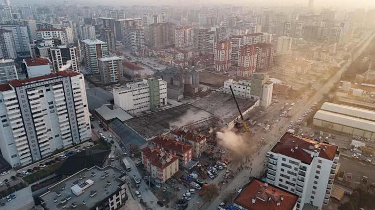 Konyada çöken binanın enkazı günün ilk ışıklarıyla görüntülendi: 2 kişi aranıyor, 4 gözaltı