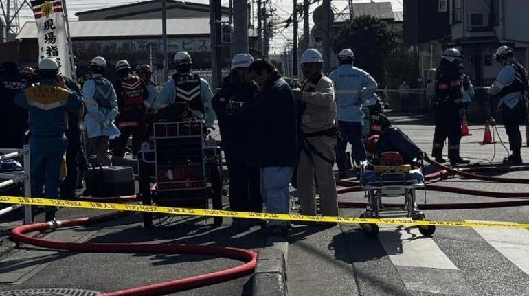 Japonyada yol çöktü, kamyon oluşan dev çukura düştü