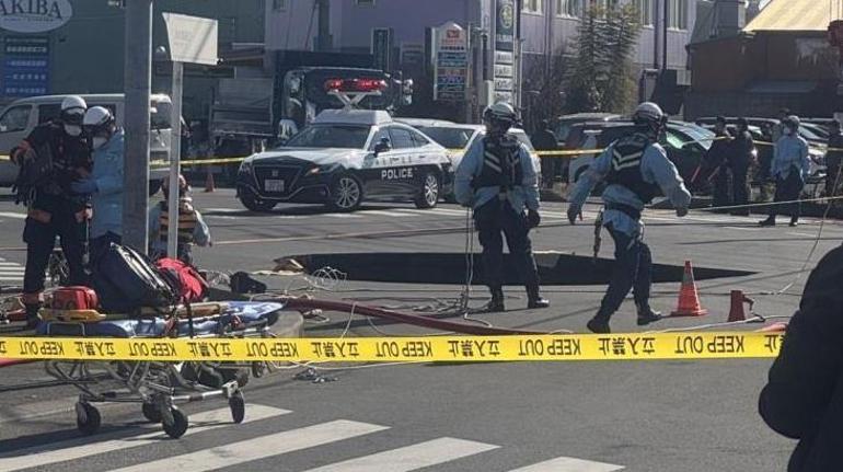 Japonyada yol çöktü, kamyon oluşan dev çukura düştü