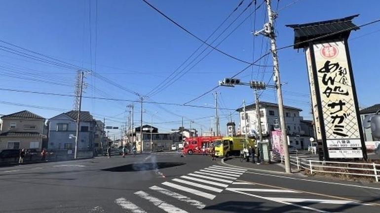 Japonyada yol çöktü, kamyon oluşan dev çukura düştü