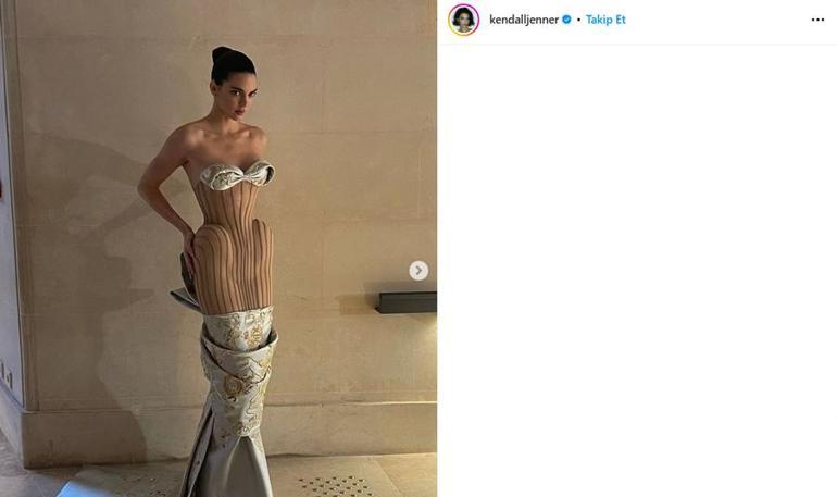 Paris Moda Haftasına damga vuran anlar Kendall Jennerın kıyafeti olay oldu