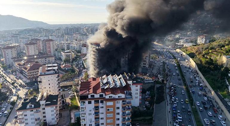 Alanyada 12 katlı binada yangın çıkmıştı İlk 2 katında büyük zarar oluştu