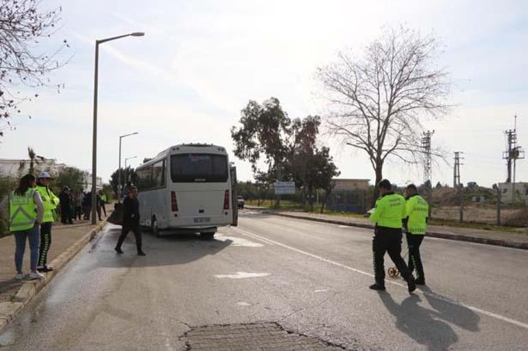 Antalyada faciadan dönüldü: Midibüs ile iş makinesi çarpıştı 15i çocuk, 23 yaralı