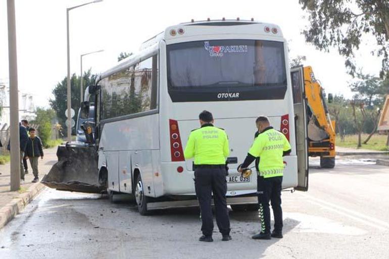 Antalyada faciadan dönüldü: Midibüs ile iş makinesi çarpıştı 15i çocuk, 23 yaralı