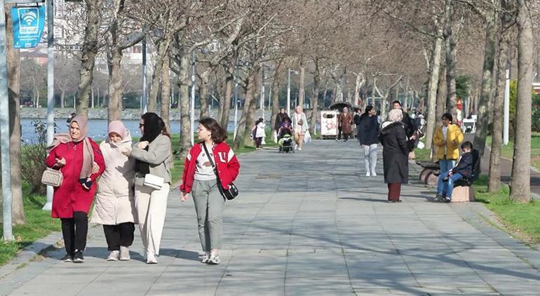 Güneşli havayı gören sahillere koştu ‘Bu hava bu mevsimde normal mi’