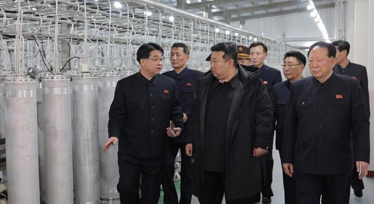 Kim Jong-Undan tedirgin eden talimat Nükleer silah fabrikasında böyle poz verdi