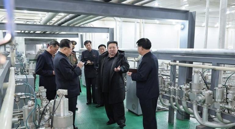 Kim Jong-Undan tedirgin eden talimat Nükleer silah fabrikasında böyle poz verdi