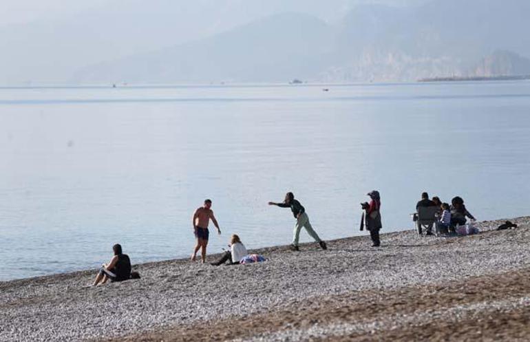 Antalya kış ortasında yazı yaşıyor Plajlar doldu