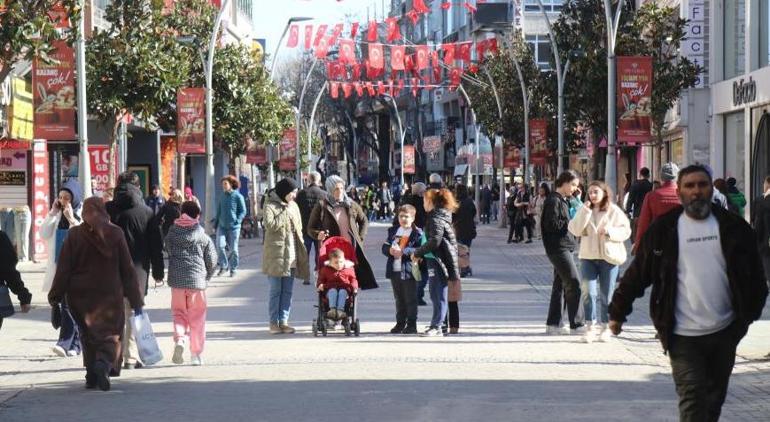 Sıcaklık 18 dereyi buldu Havayı gören herkes dışarıya akın etti